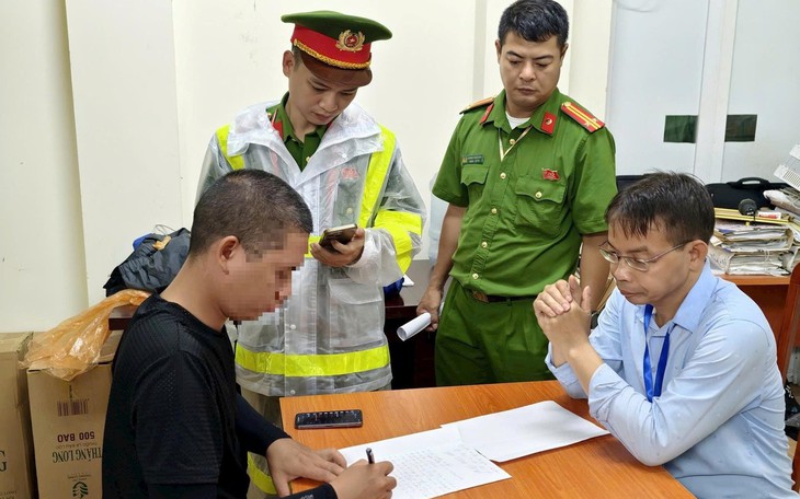Triệu tập hai người phụ nữ thu tiền ‘mở hàng’ của du khách tại Sầm Sơn - Ảnh 4.
