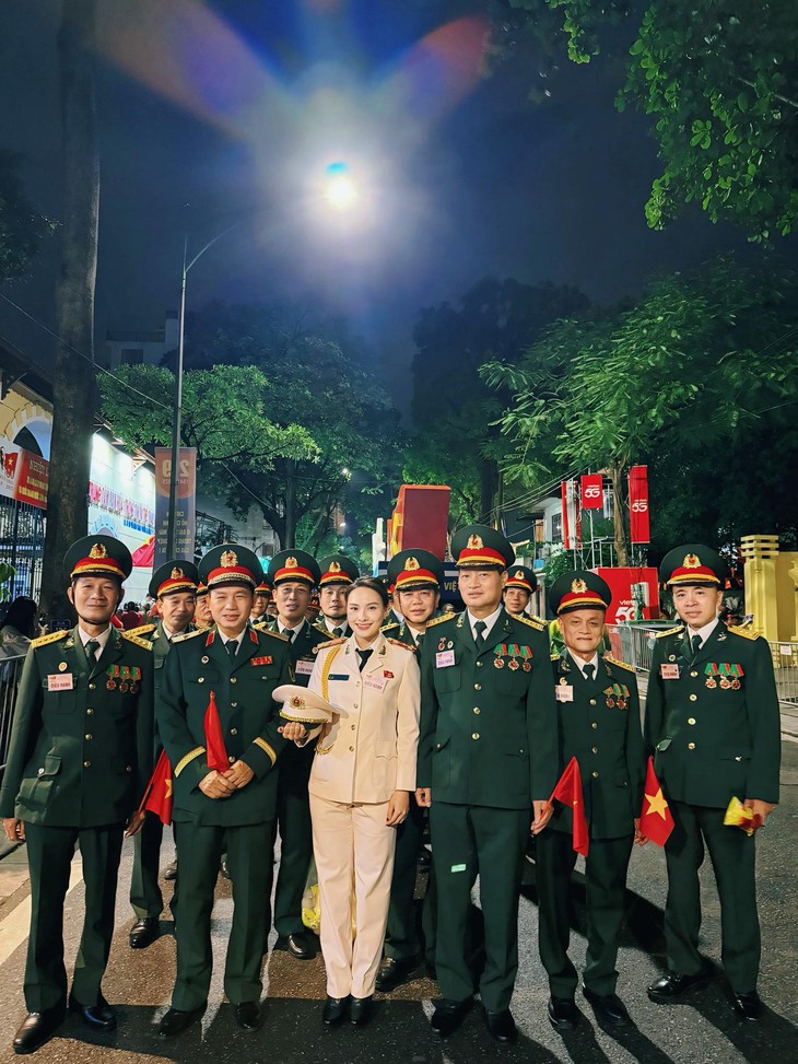 Nghệ sĩ Việt thức xuyên đêm, tinh thần phấn khởi tham gia tổng duyệt A80- Ảnh 3.