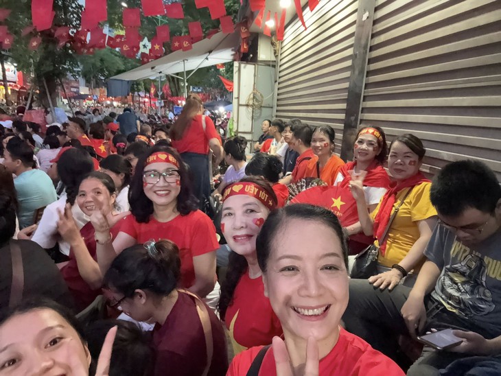 Nghệ sĩ Việt thức xuyên đêm, tinh thần phấn khởi tham gia tổng duyệt A80- Ảnh 11.