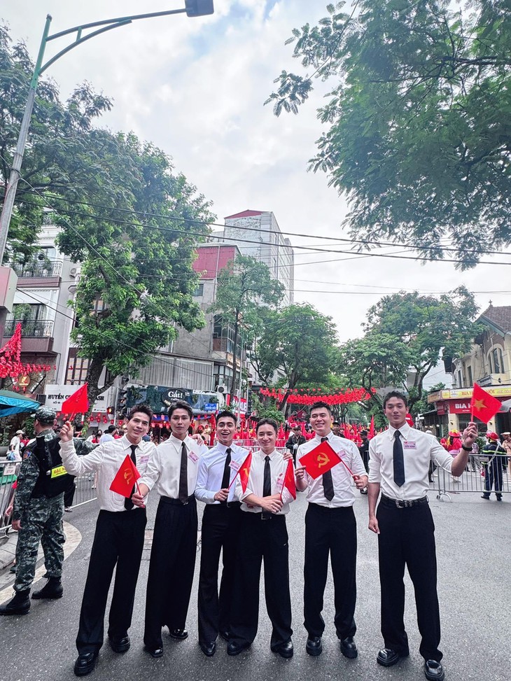 Nghệ sĩ Việt thức xuyên đêm, tinh thần phấn khởi tham gia tổng duyệt A80- Ảnh 4.
