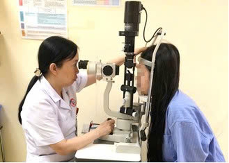 Cô gái bị loét giác mạc vì đeo kính áp tròng thay kính thường ròng rã- Ảnh 1.