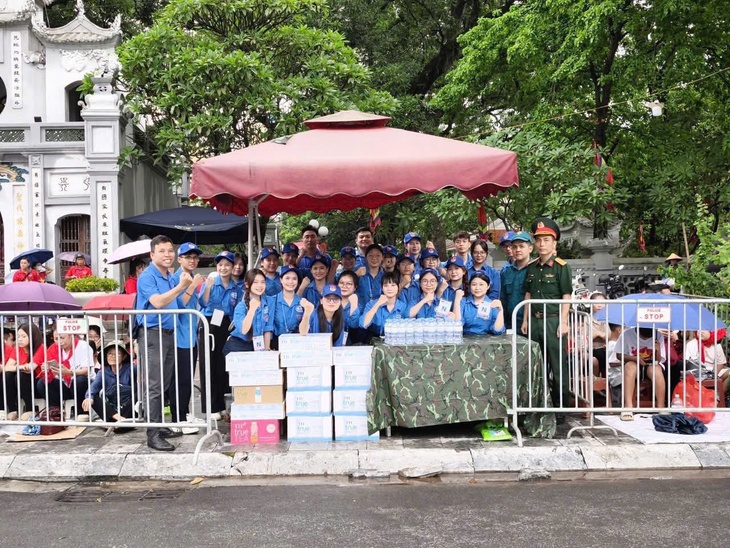 Lặng lẽ mà rực sáng, sinh viên tình nguyện đồng hành cùng Đại lễ A80- Ảnh 7.