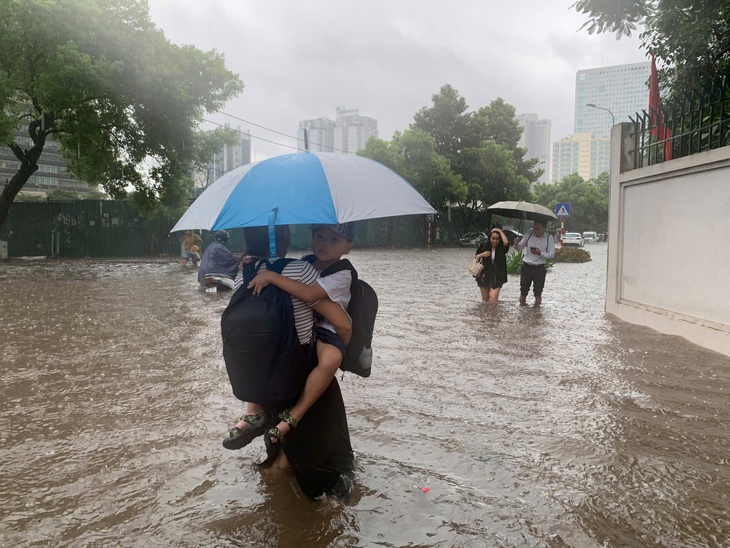 Bão tan, mưa dông còn tiếp diễn ở Bắc Bộ và Thanh Hóa, Hà Tĩnh- Ảnh 2.