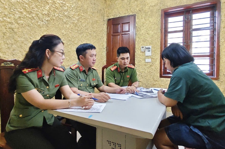 Tạm giữ hình sự người phụ nữ lừa đảo bán giấy mời sự kiện A80- Ảnh 1.