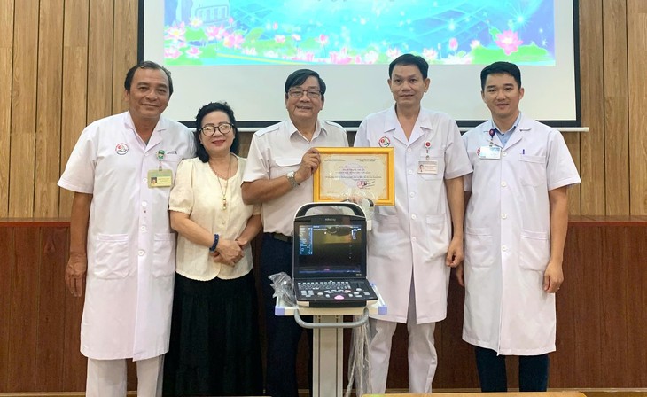 Thầy thuốc mua máy siêu âm tặng bệnh viện- Ảnh 1.