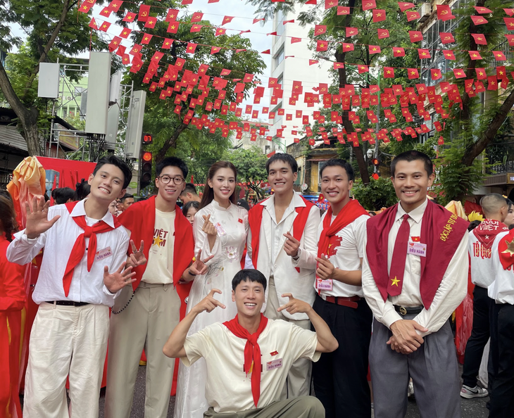 Hình ảnh đẹp của Hoa hậu Trần Tiểu Vy, Lương Thuỳ Linh tại Tổng duyệt A80- Ảnh 1.