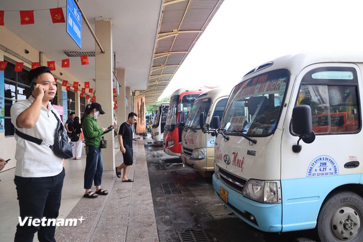 Hà Nội: Bến xe 'đìu hiu' hành khách, các cầu sang Triển lãm ở Đông Anh tắc cứng- Ảnh 5. Hà Nội: Bến xe 'đìu hiu' hành khách, các cầu sang Triển lãm ở Đông Anh tắc cứng- Ảnh 5.