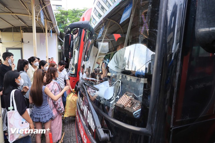 Hà Nội: Bến xe 'đìu hiu' hành khách, các cầu sang Triển lãm ở Đông Anh tắc cứng- Ảnh 7. Hà Nội: Bến xe 'đìu hiu' hành khách, các cầu sang Triển lãm ở Đông Anh tắc cứng- Ảnh 7.