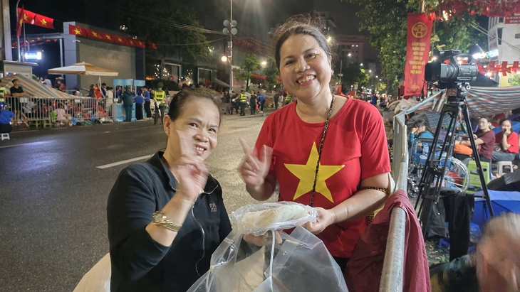 Tổng duyệt diễu binh, diễu hành A80: Ấm áp nghĩa tình Hà Nội từ những nắm cơm muối vừng- Ảnh 1.