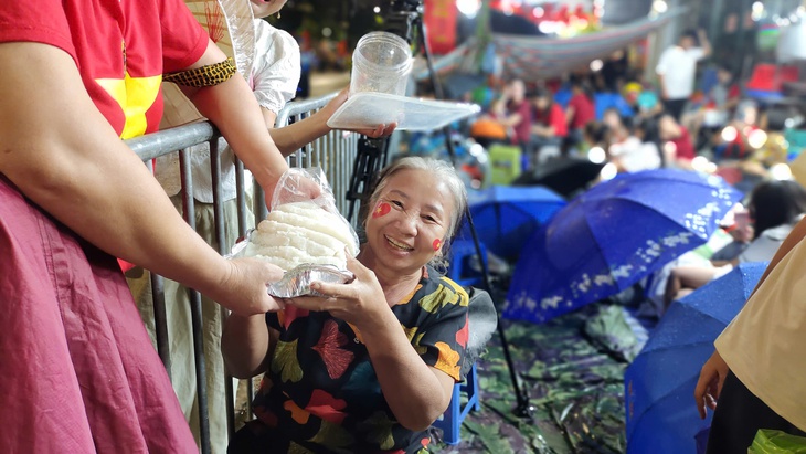Tổng duyệt diễu binh, diễu hành A80: Ấm áp nghĩa tình Hà Nội từ những nắm cơm muối vừng- Ảnh 2.