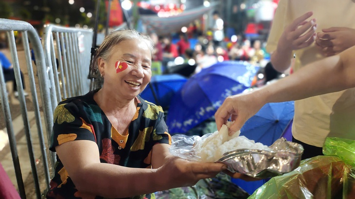 Tổng duyệt diễu binh, diễu hành A80: Ấm áp nghĩa tình Hà Nội từ những nắm cơm muối vừng- Ảnh 3.