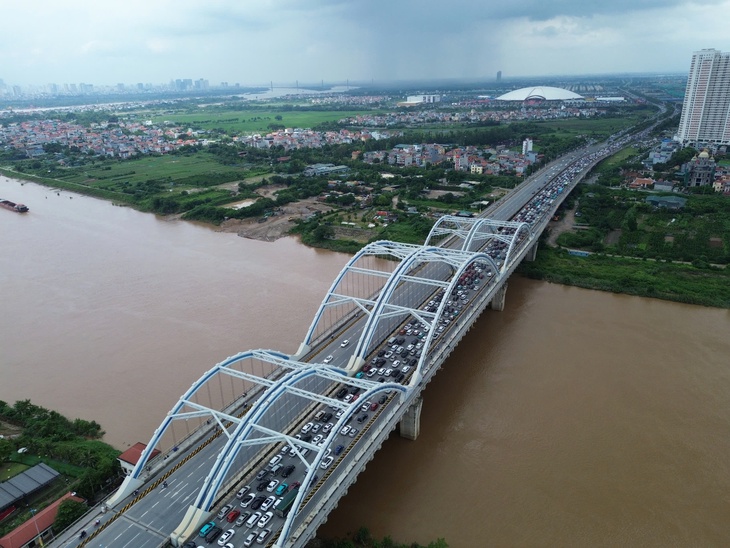 Ùn tắc hàng cây số, hàng vạn người chen chân về Trung tâm Triển lãm Quốc gia- Ảnh 3. Ùn tắc hàng cây số, hàng vạn người chen chân về Trung tâm Triển lãm Quốc gia- Ảnh 3.