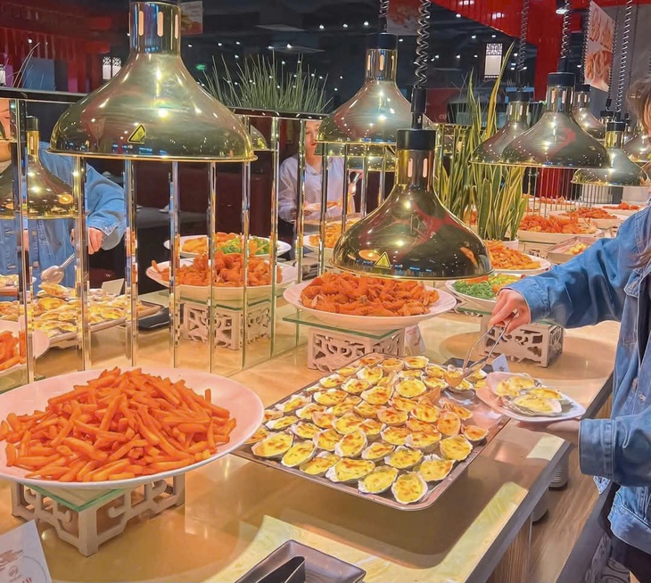 Nhiều nhà hàng buffet đồng loạt tăng giá dịp lễ Quốc khánh 2/9- Ảnh 2.