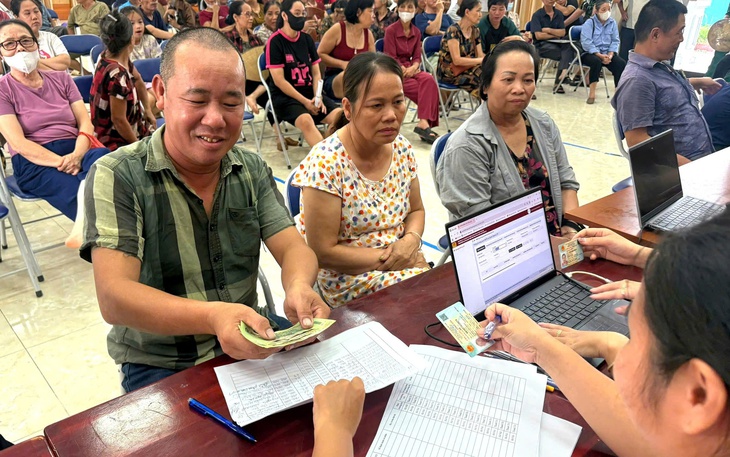 Tàu điện Cát Linh - Hà Đông chật ních, nhiều người không thể lên tàu đến trung tâm Hà Nội - Ảnh 5.