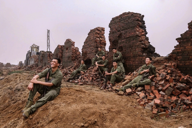'Mưa đỏ' cán mốc kỷ lục doanh thu 300 tỷ đồng chỉ sau 9 ngày- Ảnh 1.