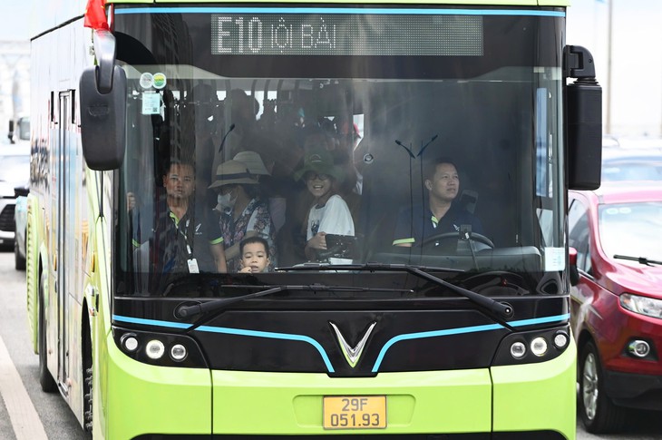 Ùn tắc hàng cây số, hàng vạn người chen chân về Trung tâm Triển lãm Quốc gia- Ảnh 5. Ùn tắc hàng cây số, hàng vạn người chen chân về Trung tâm Triển lãm Quốc gia- Ảnh 5.