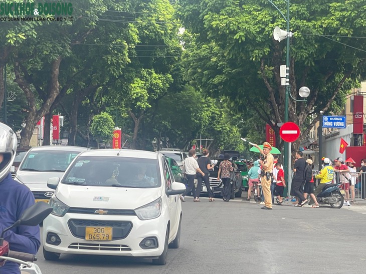 Dầm mưa dãi nắng giữ chỗ sớm 2 ngày để xem diễu binh 2/9- Ảnh 8.