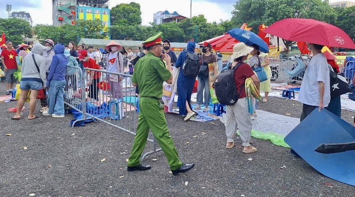Phường Ba Đình bố trí thêm ghế cho cựu chiến binh và vận động người dân không 'cắm trại'- Ảnh 3.