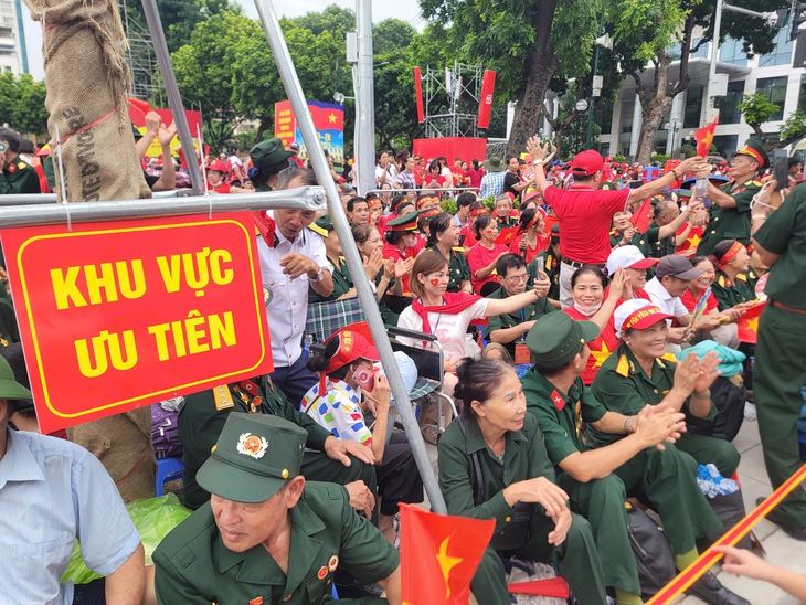Phường Ba Đình bố trí thêm ghế cho cựu chiến binh và vận động người dân không 'cắm trại'- Ảnh 2.