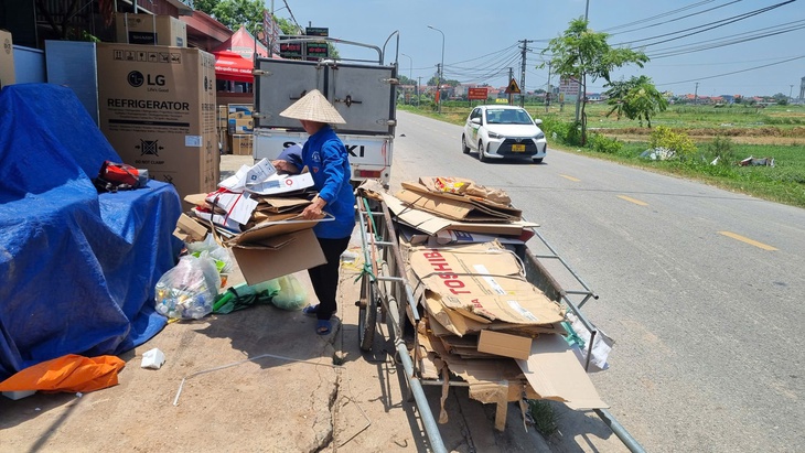 Nắng 'đổ lửa' trên đầu, người lao động miệt mài mưu sinh- Ảnh 10.