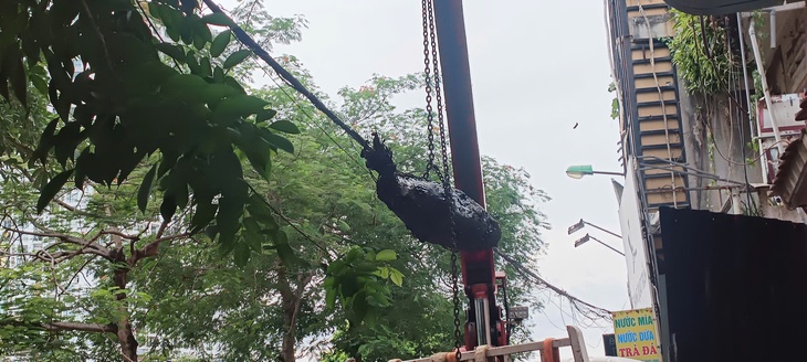 Hốt hoảng vì tưởng đào được bom giữa phố Khương Trung, sự thật khiến ai cũng bất ngờ- Ảnh 2.