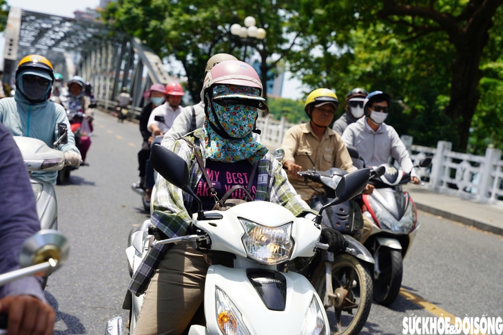 Người lao động chật vật mưu sinh giữa nắng nóng gay gắt, làm gì để phòng sốc nhiệt?- Ảnh 1. Người lao động chật vật mưu sinh giữa nắng nóng gay gắt, làm gì để phòng sốc nhiệt?- Ảnh 1.