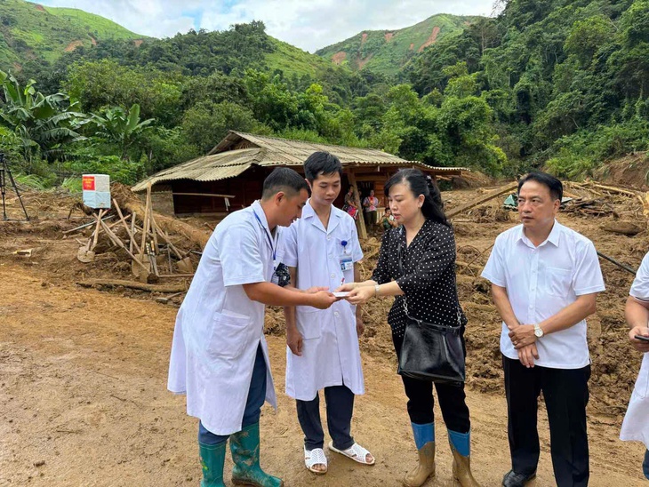 Bộ trưởng Bộ Y tế thăm hỏi, động viên người dân bị ảnh hưởng thiên tai, sạt lở tại Điện Biên- Ảnh 1. Bộ trưởng Bộ Y tế thăm hỏi, động viên người dân bị ảnh hưởng thiên tai, sạt lở tại Điện Biên- Ảnh 1.