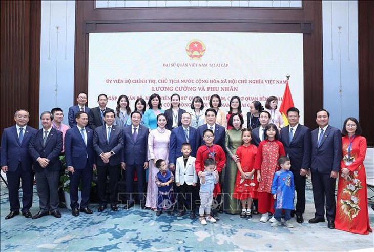 Chủ tịch nước gặp mặt cán bộ Đại sứ quán và cộng đồng người Việt Nam tại Ai Cập- Ảnh 4. Chủ tịch nước gặp mặt cán bộ Đại sứ quán và cộng đồng người Việt Nam tại Ai Cập- Ảnh 4.