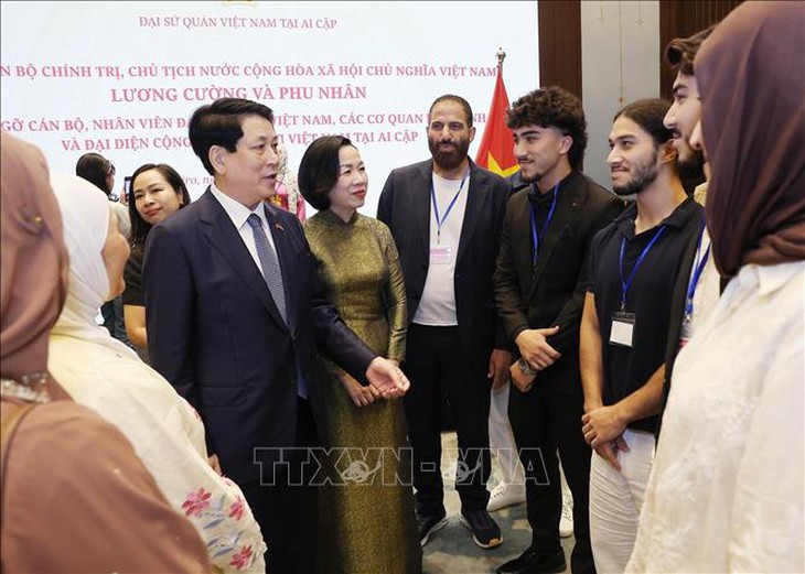 Chủ tịch nước gặp mặt cán bộ Đại sứ quán và cộng đồng người Việt Nam tại Ai Cập- Ảnh 5. Chủ tịch nước gặp mặt cán bộ Đại sứ quán và cộng đồng người Việt Nam tại Ai Cập- Ảnh 5.