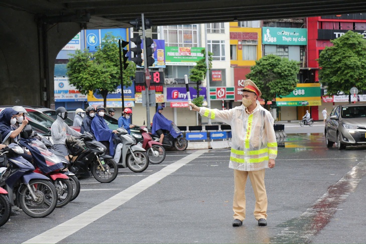 Vượt vạch rồi mới dừng khi đèn đỏ: Nhiều người bất ngờ với lỗi vi phạm- Ảnh 1.