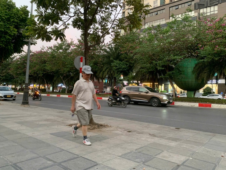 Người cao tuổi nên đi bộ thế nào khi trời trở lạnh?- Ảnh 1.