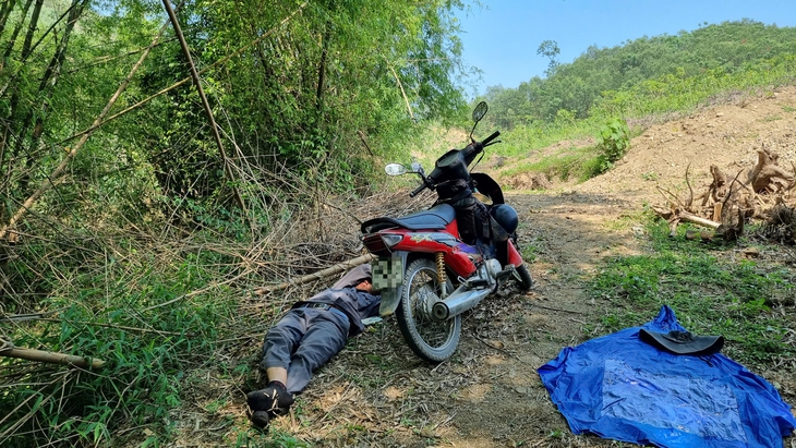 Nắng 'đổ lửa' trên đầu, người lao động miệt mài mưu sinh- Ảnh 9.