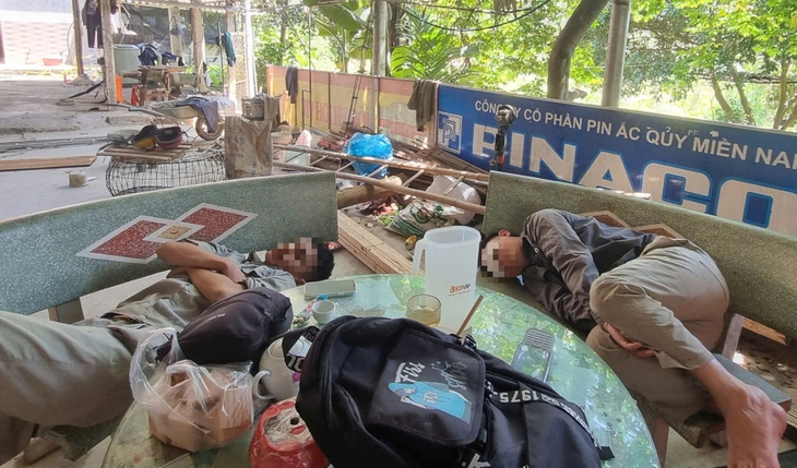 Nắng 'đổ lửa' trên đầu, người lao động miệt mài mưu sinh- Ảnh 8.