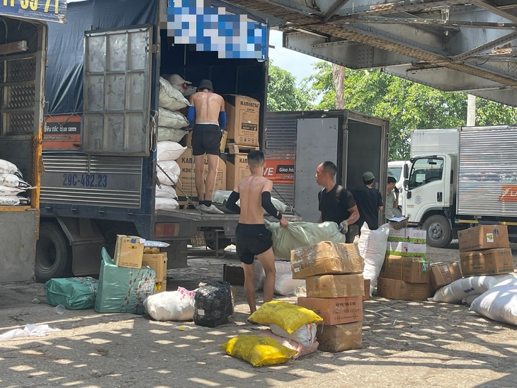 Nắng 'đổ lửa' trên đầu, người lao động miệt mài mưu sinh- Ảnh 3.