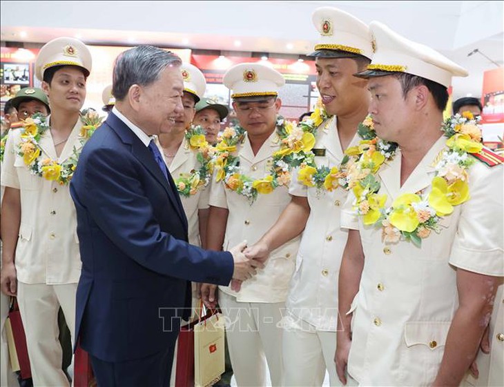Tổng Bí thư gặp mặt điển hình tiên tiến dự Đại hội thi đua 'Vì An ninh Tổ quốc' lần thứ 9- Ảnh 6. Tổng Bí thư gặp mặt điển hình tiên tiến dự Đại hội thi đua 'Vì An ninh Tổ quốc' lần thứ 9- Ảnh 6.