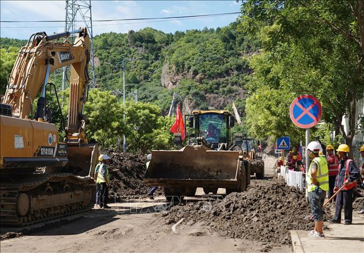 Thủ đô Trung Quốc báo động đỏ mưa lũ, tạm dừng nhiều hoạt động- Ảnh 1.