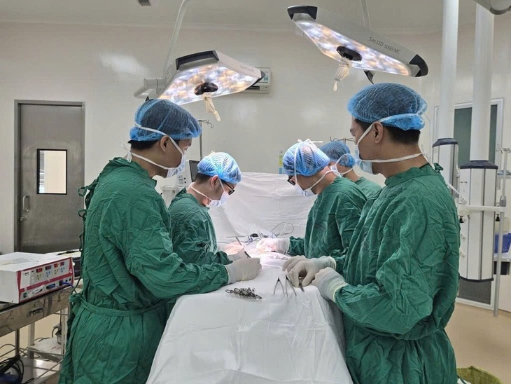 Cứu sống nam bệnh nhân bị xe tải cán dập ổ bụng, nội tạng văng ra ngoài- Ảnh 1. Cứu sống nam bệnh nhân bị xe tải cán dập ổ bụng, nội tạng văng ra ngoài- Ảnh 1.