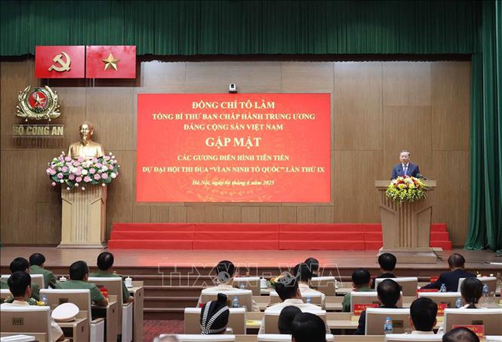 Tổng Bí thư gặp mặt điển hình tiên tiến dự Đại hội thi đua 'Vì An ninh Tổ quốc' lần thứ 9- Ảnh 3. Tổng Bí thư gặp mặt điển hình tiên tiến dự Đại hội thi đua 'Vì An ninh Tổ quốc' lần thứ 9- Ảnh 3.