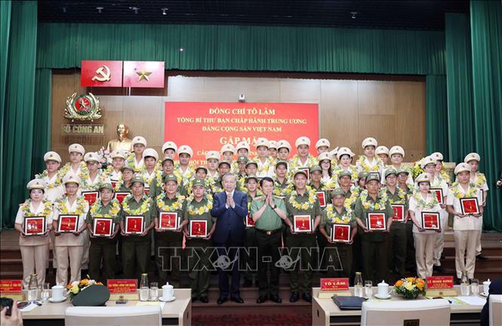 Tổng Bí thư gặp mặt điển hình tiên tiến dự Đại hội thi đua 'Vì An ninh Tổ quốc' lần thứ 9- Ảnh 9. Tổng Bí thư gặp mặt điển hình tiên tiến dự Đại hội thi đua 'Vì An ninh Tổ quốc' lần thứ 9- Ảnh 9.