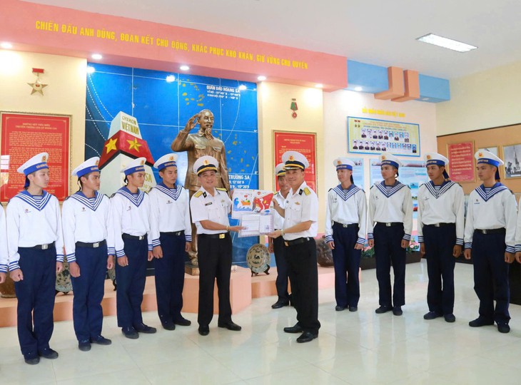 Hàng trăm lá thư tay của học sinh gửi tới quân và dân Trường Sa- Ảnh 1.