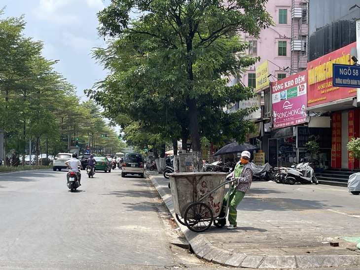 Nắng 'đổ lửa' trên đầu, người lao động miệt mài mưu sinh- Ảnh 1.