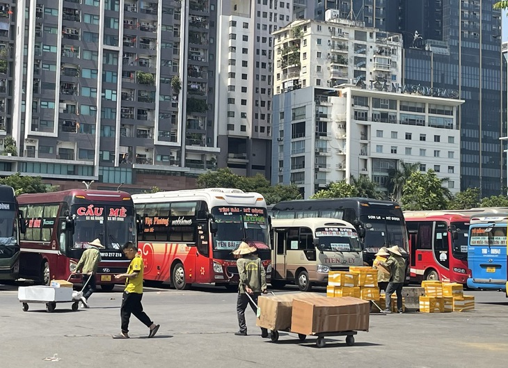 Nắng 'đổ lửa' trên đầu, người lao động miệt mài mưu sinh- Ảnh 4.