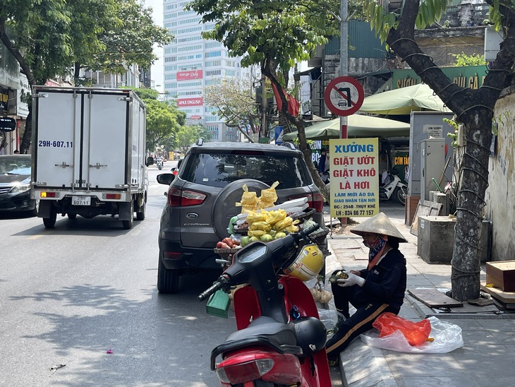 Nắng 'đổ lửa' trên đầu, người lao động miệt mài mưu sinh- Ảnh 2.