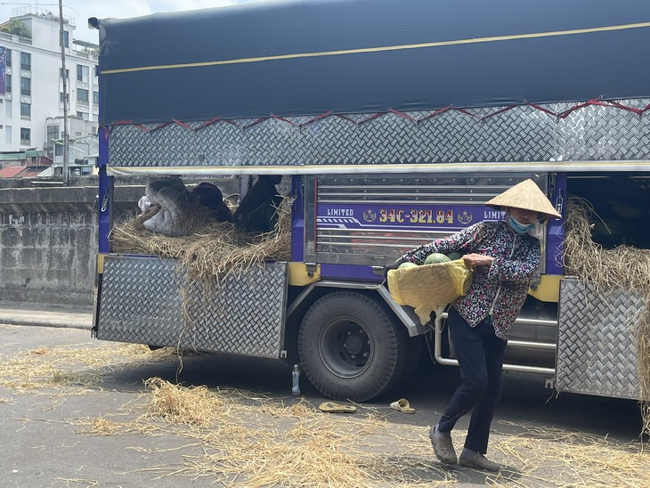 Nắng 'đổ lửa' trên đầu, người lao động miệt mài mưu sinh- Ảnh 5.