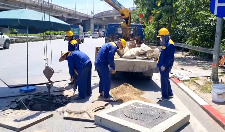 Nắng 'đổ lửa' trên đầu, người lao động miệt mài mưu sinh- Ảnh 6.