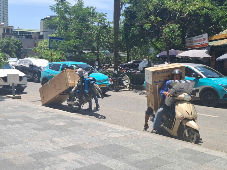 Nắng 'đổ lửa' trên đầu, người lao động miệt mài mưu sinh- Ảnh 7.