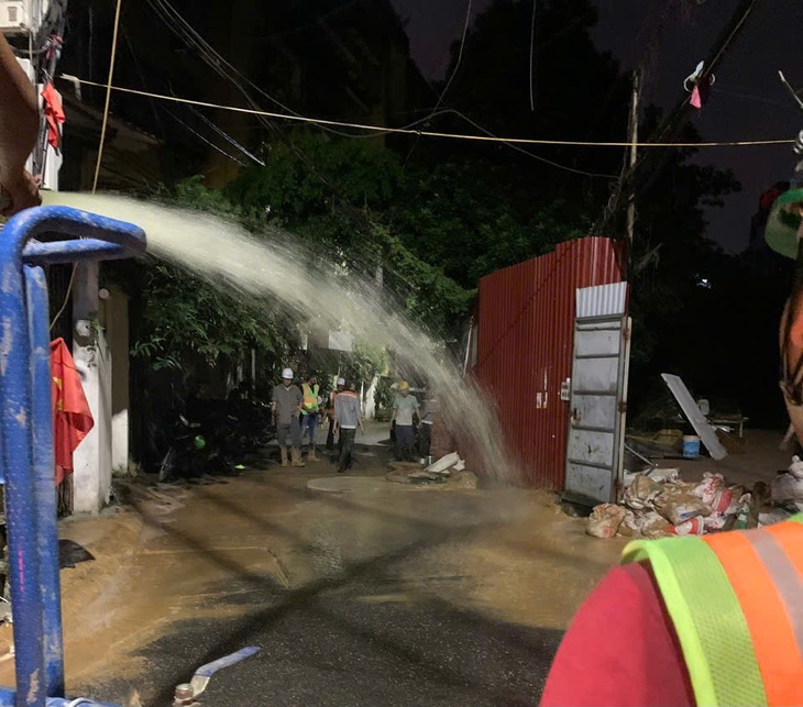 Bùn nhão phun trào trong đêm tại ngõ Núi Trúc, Hà Nội- Ảnh 12. Bùn nhão phun trào trong đêm tại ngõ Núi Trúc, Hà Nội- Ảnh 12.