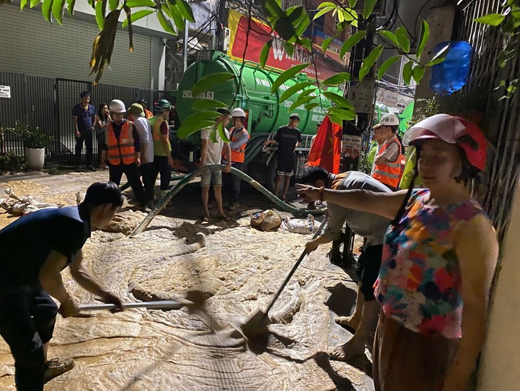 Bùn nhão phun trào trong đêm tại ngõ Núi Trúc, Hà Nội- Ảnh 11. Bùn nhão phun trào trong đêm tại ngõ Núi Trúc, Hà Nội- Ảnh 11.