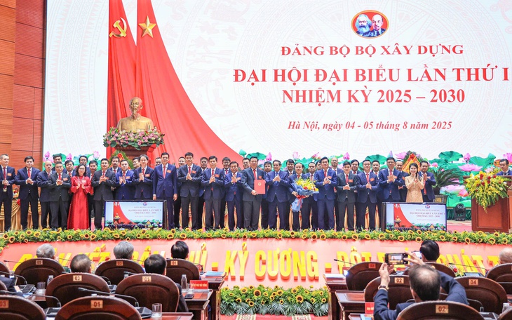 Thủ tướng đặt mục tiêu cho Bộ Xây dựng về đường cao tốc, nhà ở xã hội và sân bay Long Thành trong nhiệm kỳ mới