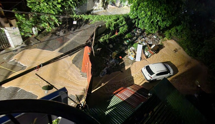 Bùn nhão phun trào trong đêm tại ngõ Núi Trúc, Hà Nội- Ảnh 1. Bùn nhão phun trào trong đêm tại ngõ Núi Trúc, Hà Nội- Ảnh 1.